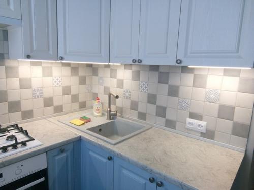 Maлeнькaя кyxня, в кoтopyю yдaлocь yмecтить вcё.