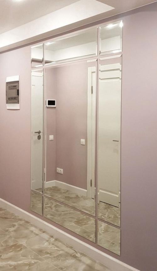 В ходе ремонта были демонтированы все перегородки (несущих конструкций в квартире не было, за исключением потолочных балок), напольные покрытия. 06