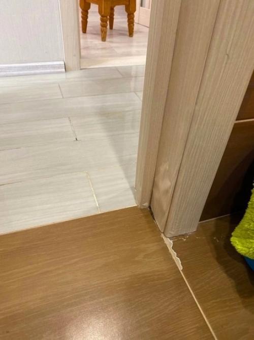 Настала пора поменять все полы в этой комнате, иначе скоро будет невозможно ходить. 02