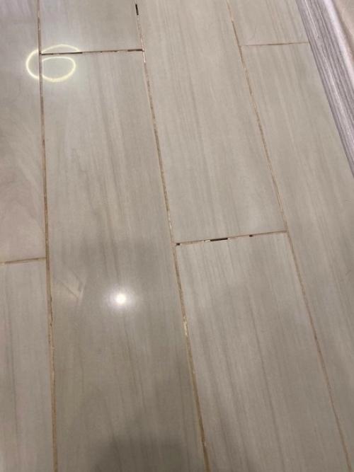 Настала пора поменять все полы в этой комнате, иначе скоро будет невозможно ходить. 01