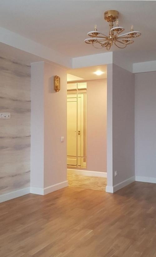 В ходе ремонта были демонтированы все перегородки (несущих конструкций в квартире не было, за исключением потолочных балок), напольные покрытия. 04