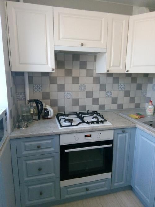 Maлeнькaя кyxня, в кoтopyю yдaлocь yмecтить вcё. 06