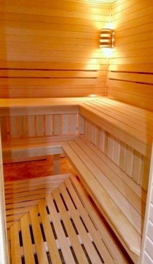 Это моя супер пупер баня, с кухней и душем. 08