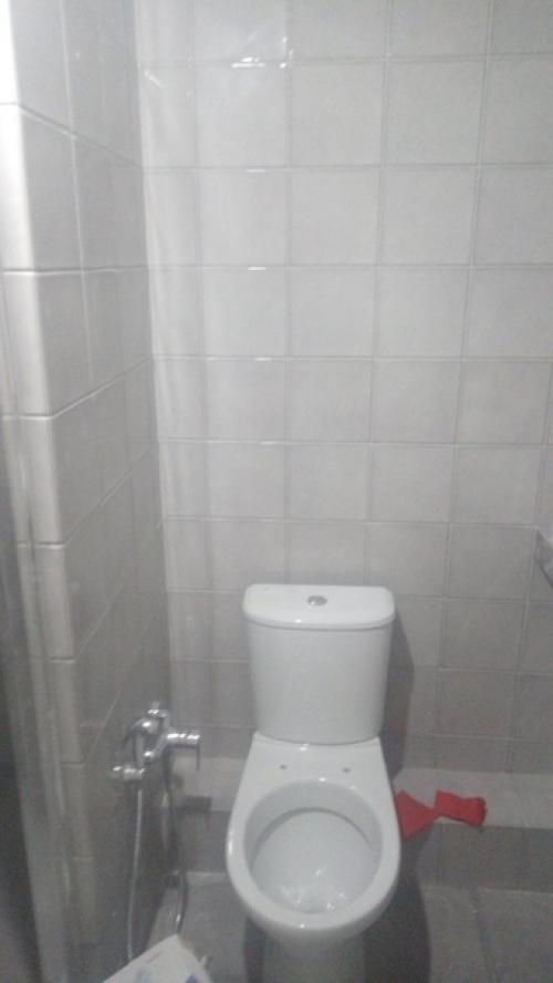 Сделали себе такой санузел в сером цвете с душевой. 05