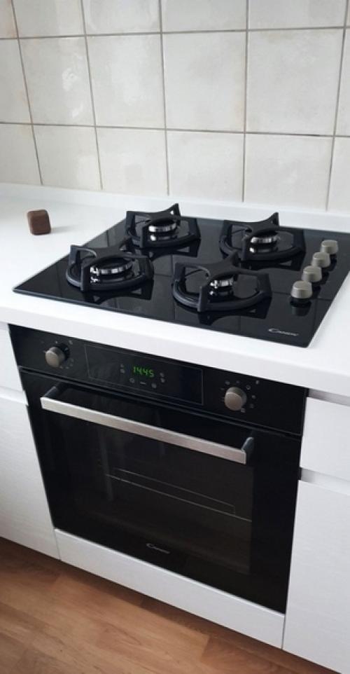 В ходе ремонта были демонтированы все перегородки (несущих конструкций в квартире не было, за исключением потолочных балок), напольные покрытия. 01