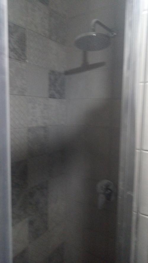 Сделали себе такой санузел в сером цвете с душевой. 02