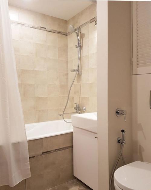 В ходе ремонта были демонтированы все перегородки (несущих конструкций в квартире не было, за исключением потолочных балок), напольные покрытия. 07