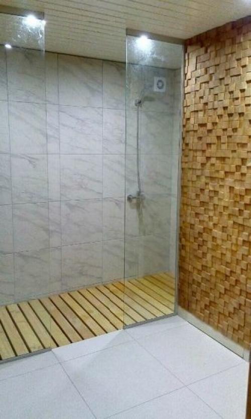 Это моя супер пупер баня, с кухней и душем. 03