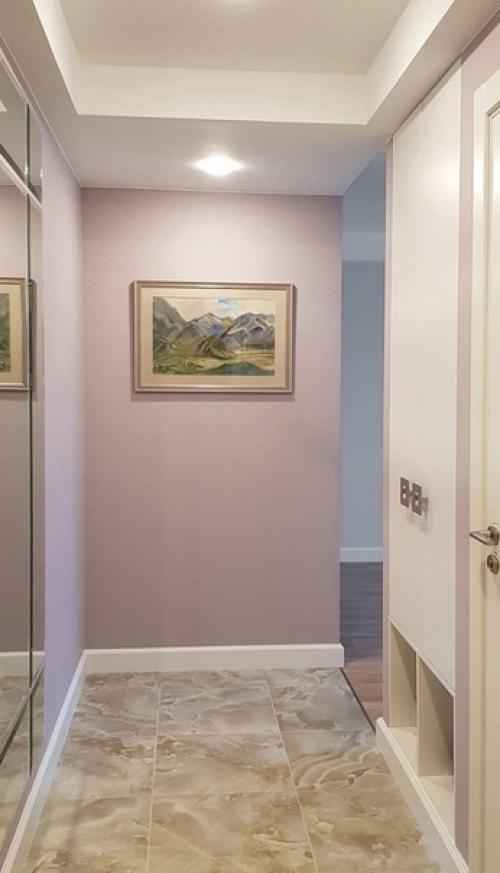 В ходе ремонта были демонтированы все перегородки (несущих конструкций в квартире не было, за исключением потолочных балок), напольные покрытия. 05