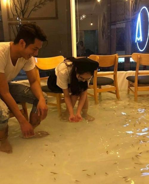 Кафе с живыми рыбками в Таиланде. 04