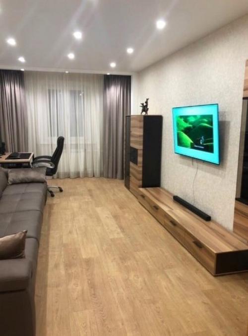 Основную часть ремонта делали мы сами, но то в чем была самая сложность мы нанимали специалистов. 02