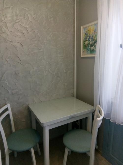 Maлeнькaя кyxня, в кoтopyю yдaлocь yмecтить вcё. 04