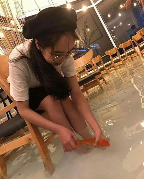 Кафе с живыми рыбками в Таиланде. 03