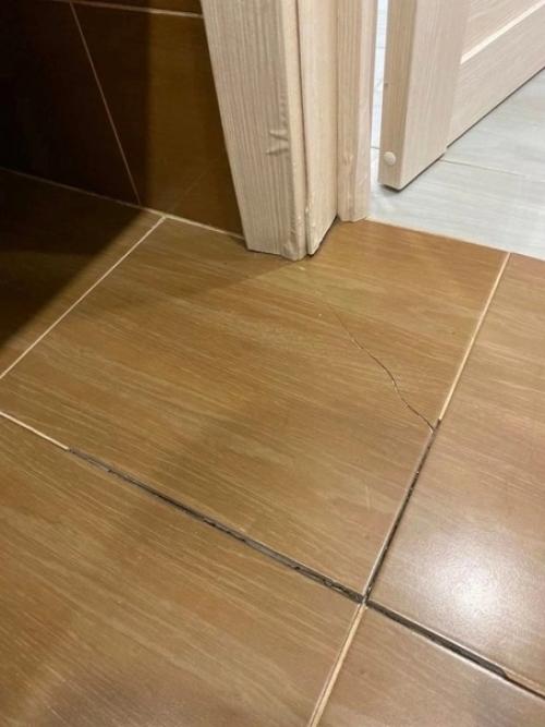 Настала пора поменять все полы в этой комнате, иначе скоро будет невозможно ходить.