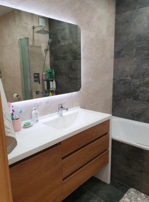 Основную часть ремонта делали мы сами, но то в чем была самая сложность мы нанимали специалистов. 04