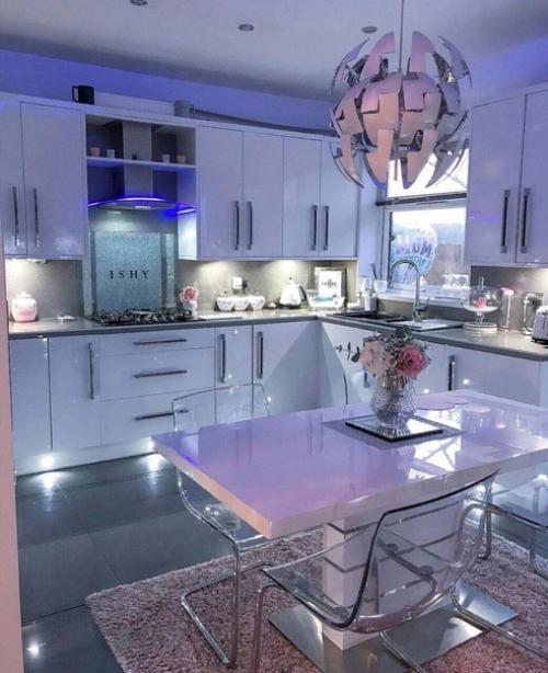 Многие идеи мы почерпнули из интернета, просматривая сайты и видео, и реализовали в своем скромном жилье. 02