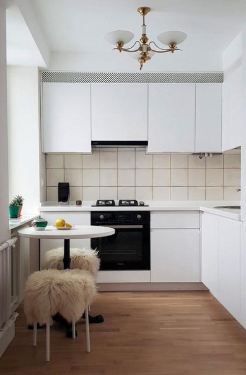 В ходе ремонта были демонтированы все перегородки (несущих конструкций в квартире не было, за исключением потолочных балок), напольные покрытия.