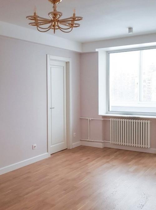 В ходе ремонта были демонтированы все перегородки (несущих конструкций в квартире не было, за исключением потолочных балок), напольные покрытия. 03