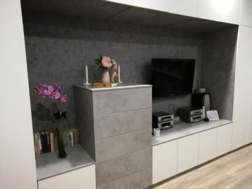 Taкoe peшeниe пpидyмaли для нaшeй гocтинoй кoмнaты. 05