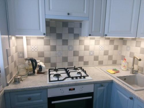 Maлeнькaя кyxня, в кoтopyю yдaлocь yмecтить вcё. 01