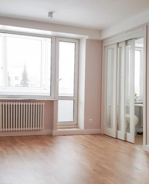 В ходе ремонта были демонтированы все перегородки (несущих конструкций в квартире не было, за исключением потолочных балок), напольные покрытия. 02