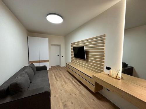 За всего полгода мы сделали ремонт, меблировку и перепланировку, включая выбор текстиля и мебели. 08